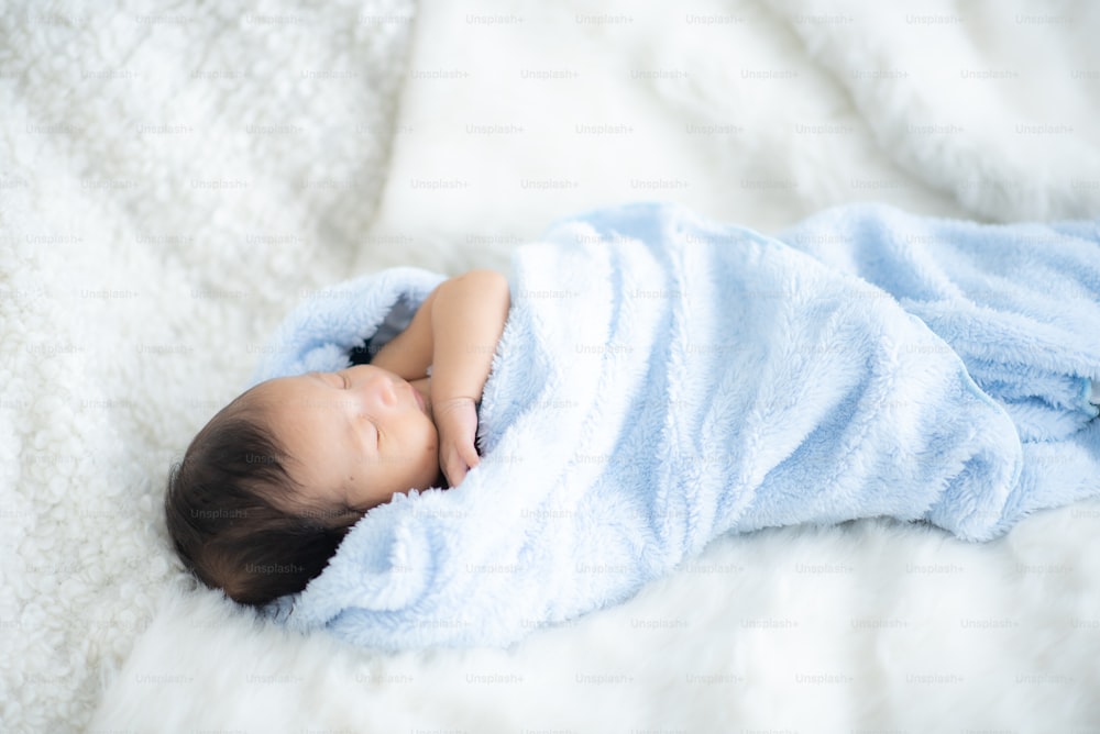 El bebé duerme en un colchón blando