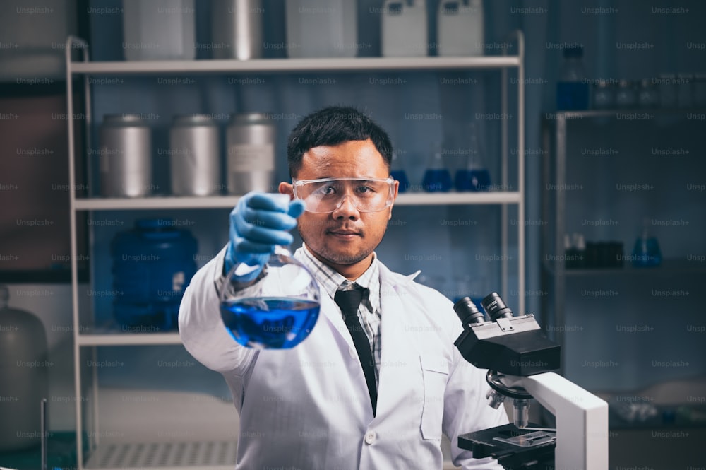 Porträt eines Wissenschaftlers in einem chemischen Labor