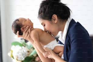 Junge Geschäftsfrauen arbeiten, während sie Babys großziehen