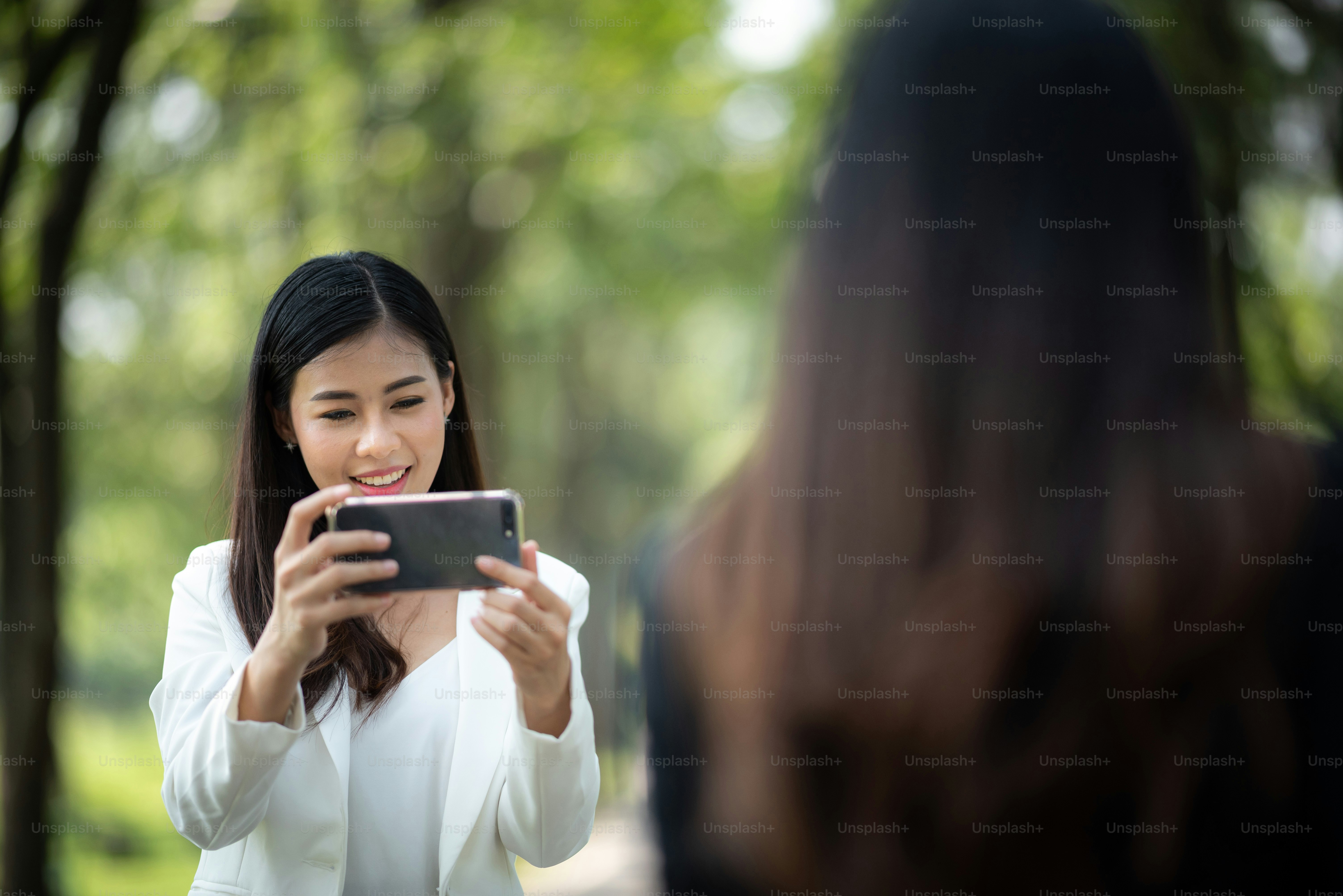 Foto zum Thema Geschäftsfrauen, die Smartphone zum Fotografieren nutzen