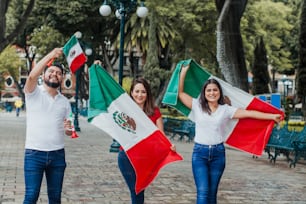 Mexicanos con bandera en el día de la independencia de México