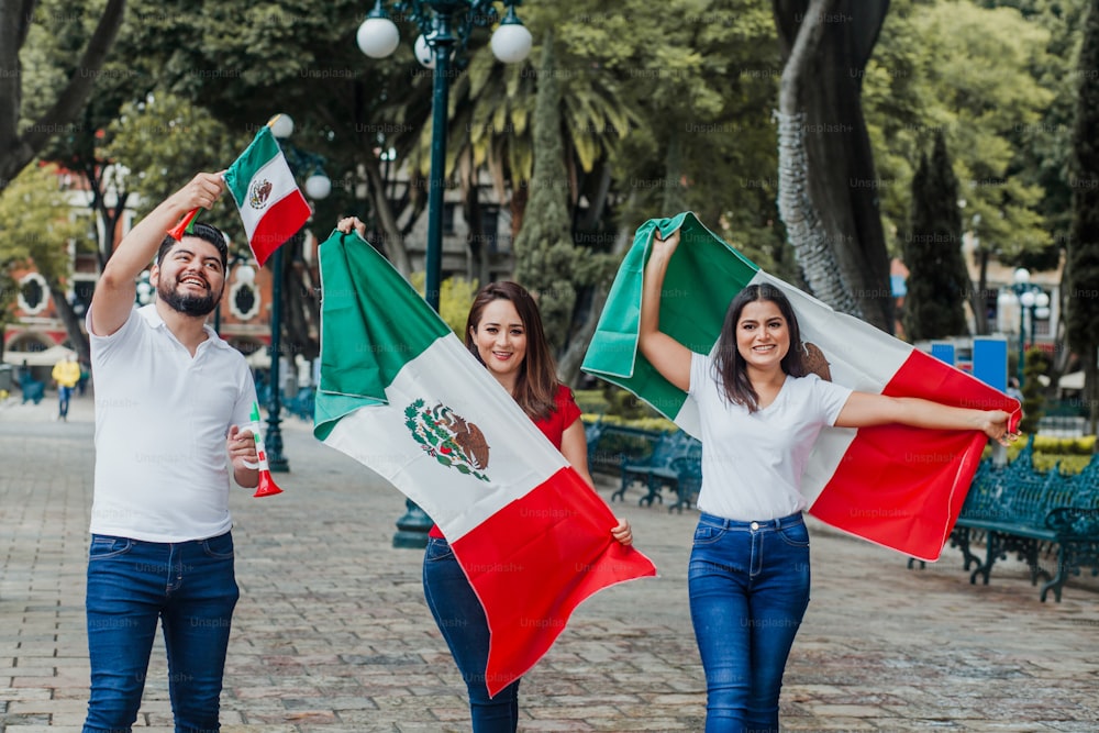 Mexicanos con bandera en el día de la independencia de México