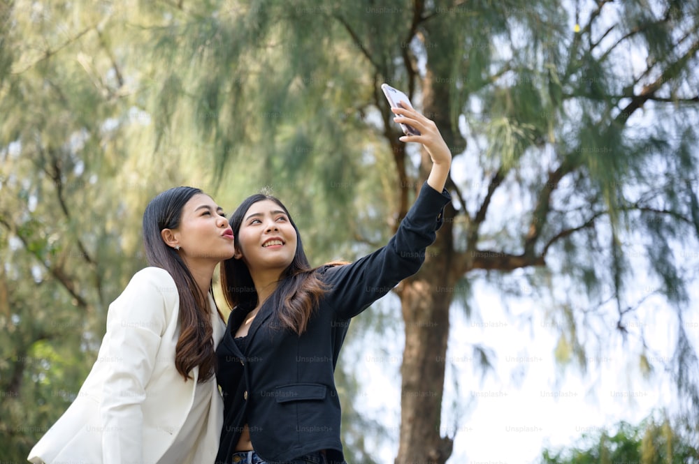 mujeres de negocios que usan un teléfono inteligente para tomar una foto
