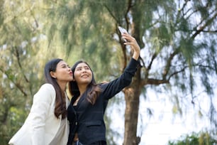 mulheres de negócios que usam o smartphone para tirar uma foto