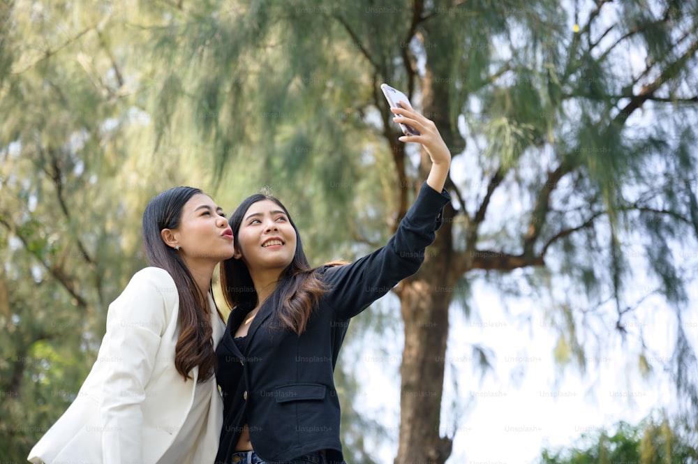 donne d'affari che usano lo smartphone per scattare una foto