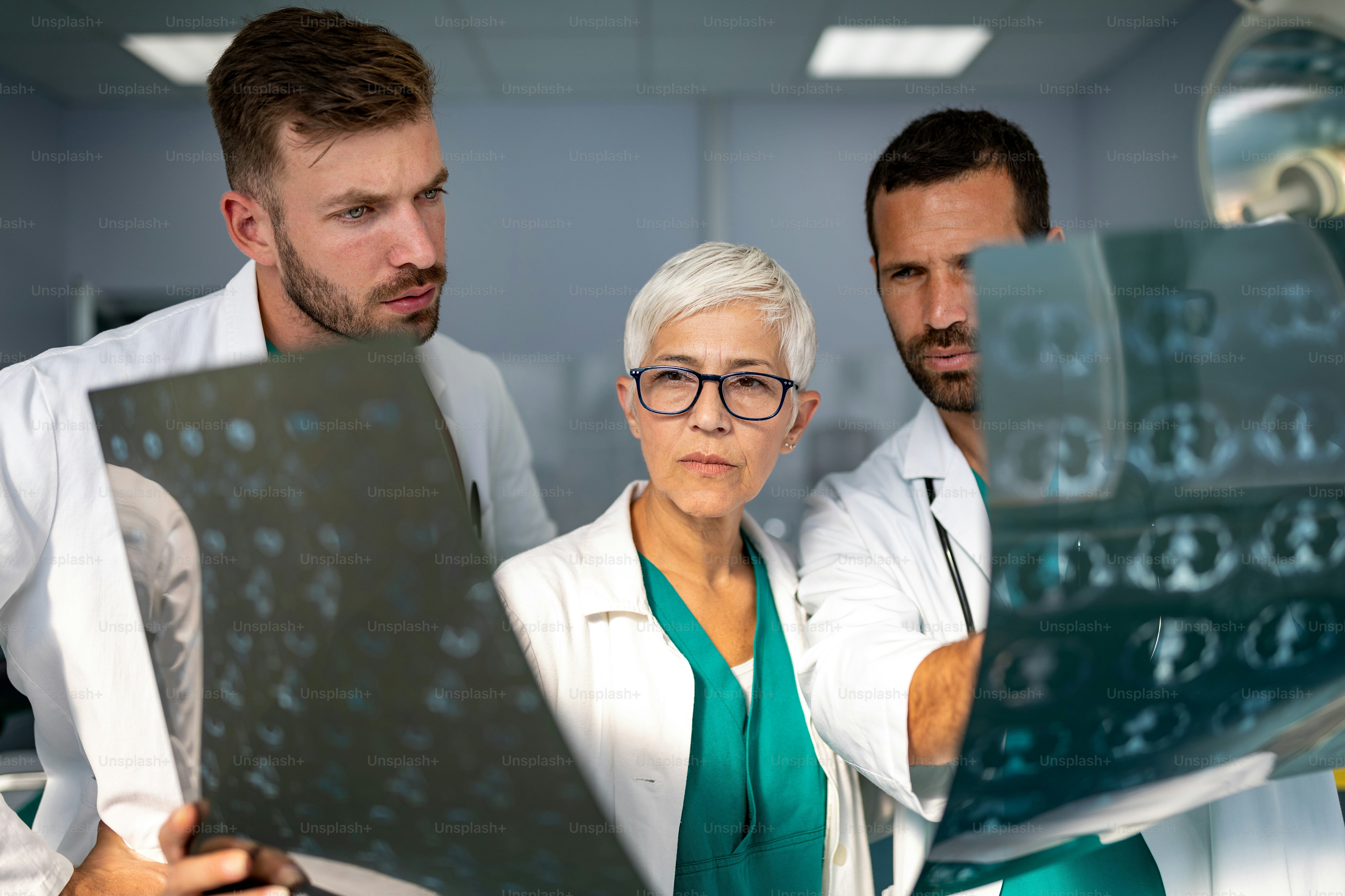 医師グループがCT・MRI画像を病院で診断のために検討している様子