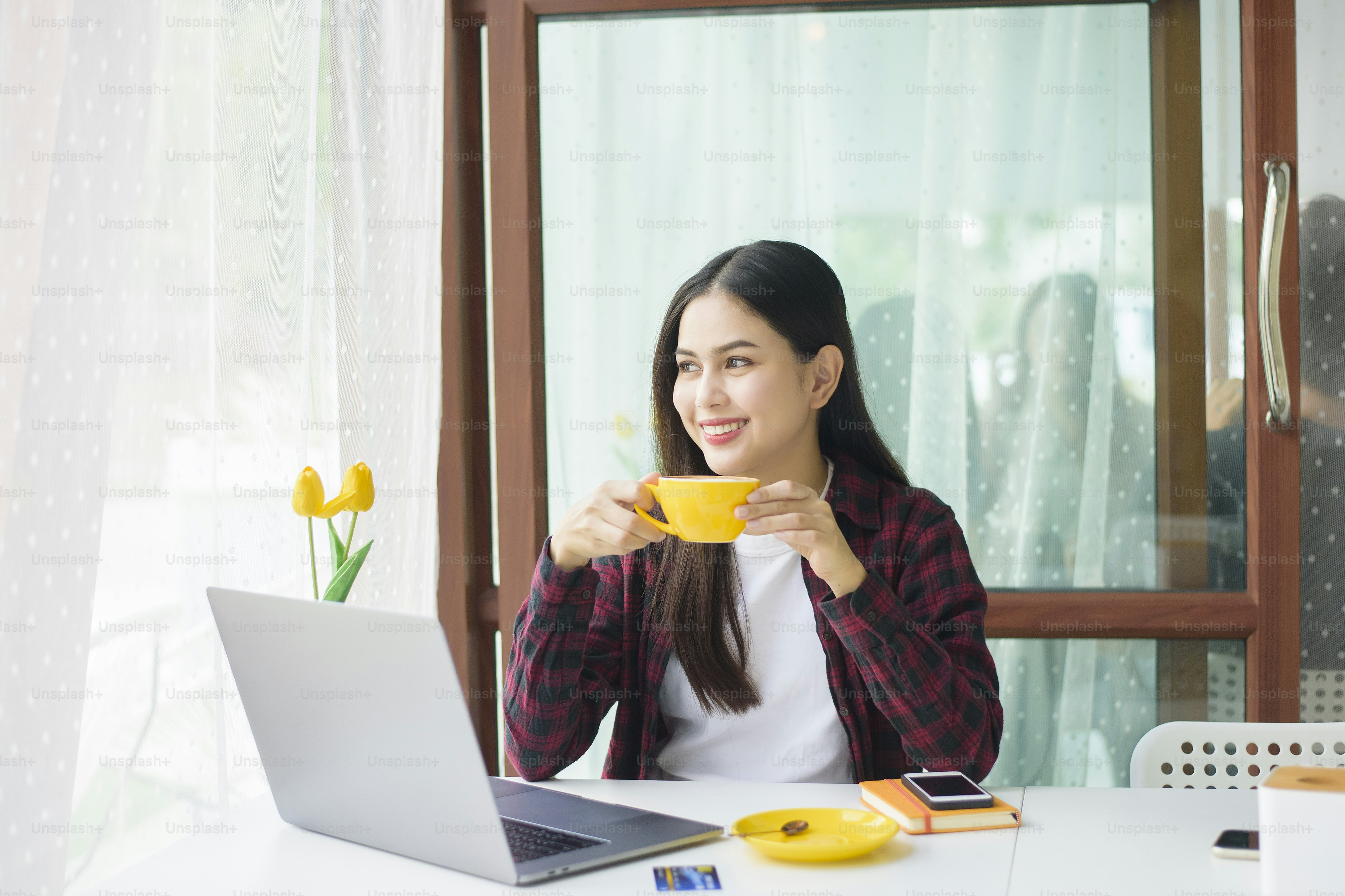 Schöne Frau arbeitet mit Laptop im Café