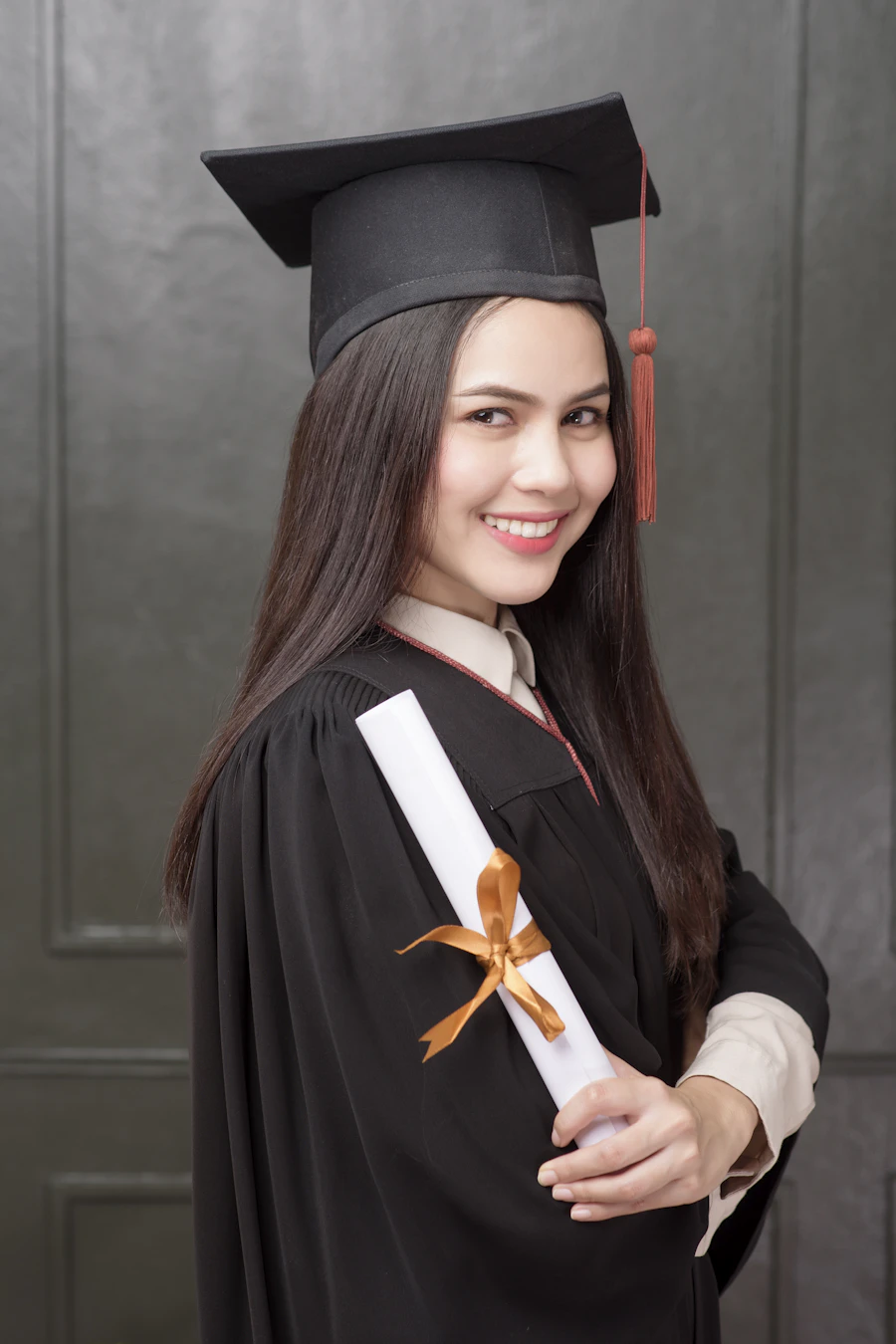 Formanda sorrindo com o diploma do Ensino Médio
