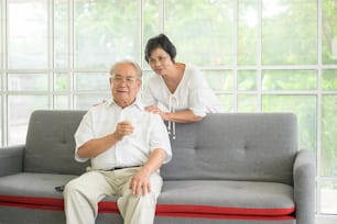 Pareja de ancianos felices bebiendo leche y pasando tiempo juntos en casa, concepto de salud y jubilación