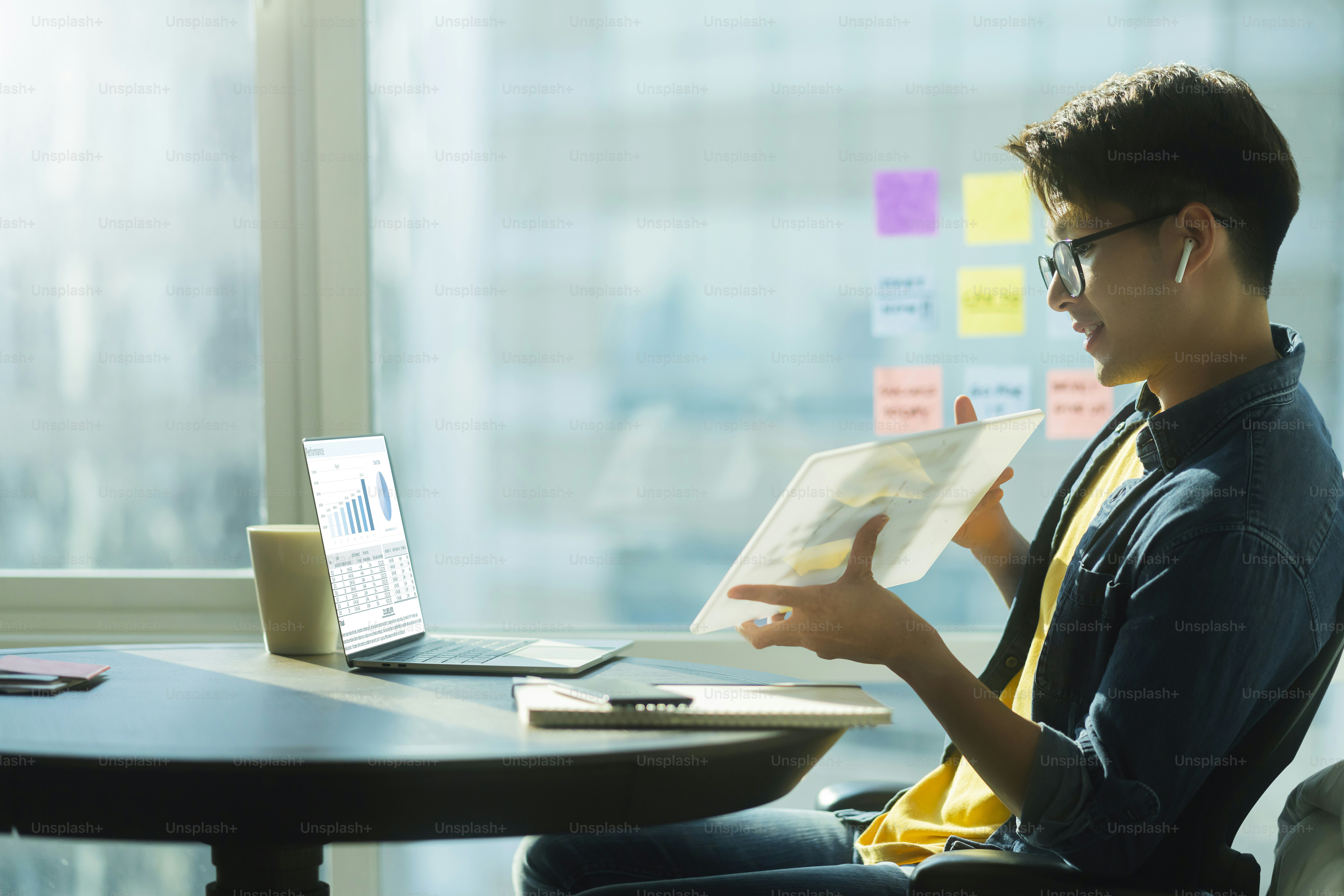 Senyum positif cerdas pengusaha pria asia konferensi video kerja jarak jauh membahas konsep tentang strategi bisnis perencanaan ide startup bisnis baru, pertemuan bisnis online melalui laptop