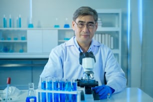 実験室での実験中の科学者の肖像画、科学技術ヘルスケアの概念