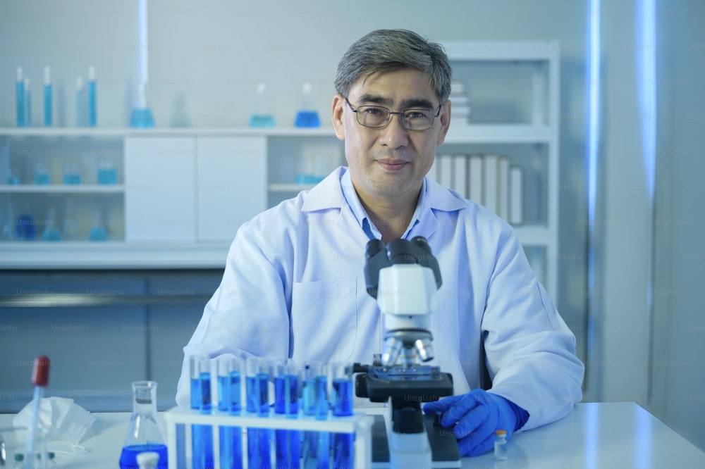 Un retrato del científico durante el experimento en el laboratorio, concepto de atención médica de ciencia y tecnología