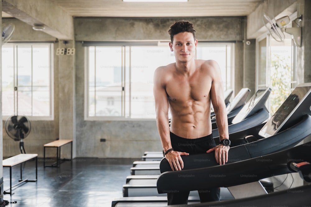 Sport Mann Person Workout Übung und Training im Fitnessstudio, fit muskulös des Athleten Körper
