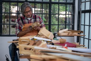 Professionnel Charpentier Homme Travaillant avec la Construction d’outils de l’industrie du bois, Atelier de personne d’artisan avec le travail du bois et de l’équipement en bois
