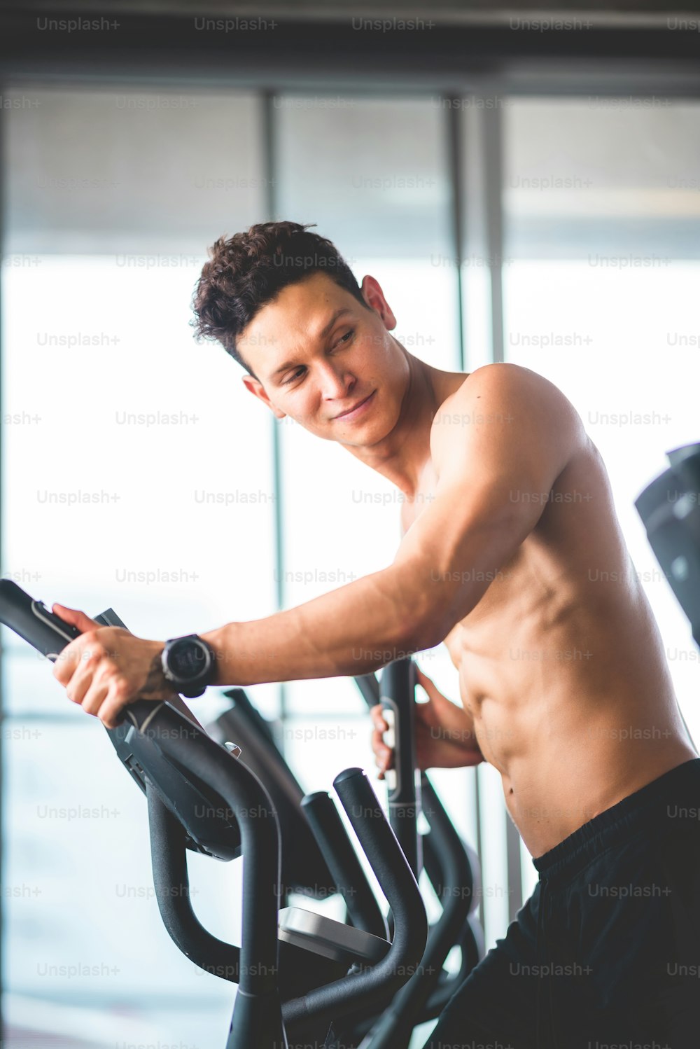 ejercicio y entrenamiento en el gimnasio, ajuste muscular del cuerpo del atleta