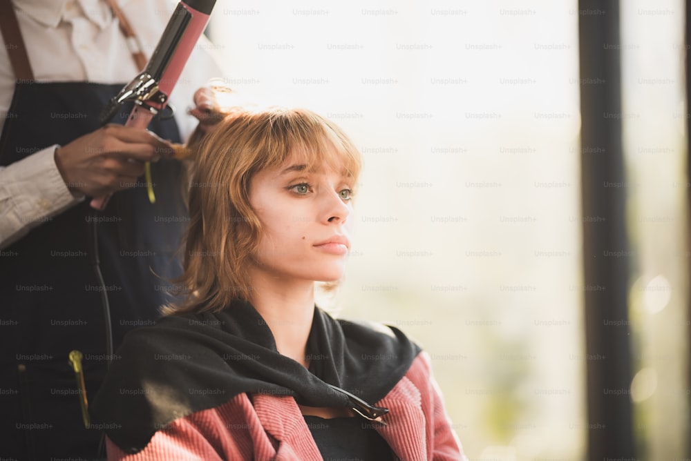 professionelle Friseur-Stylistin Person und Haarmode Schönheitssalon-Konzept, Frau Kunde über Haarschnitt und Haarpflege, Friseur-Ausrüstung, Friseur Arbeit zur Frisur zu Frau Modell