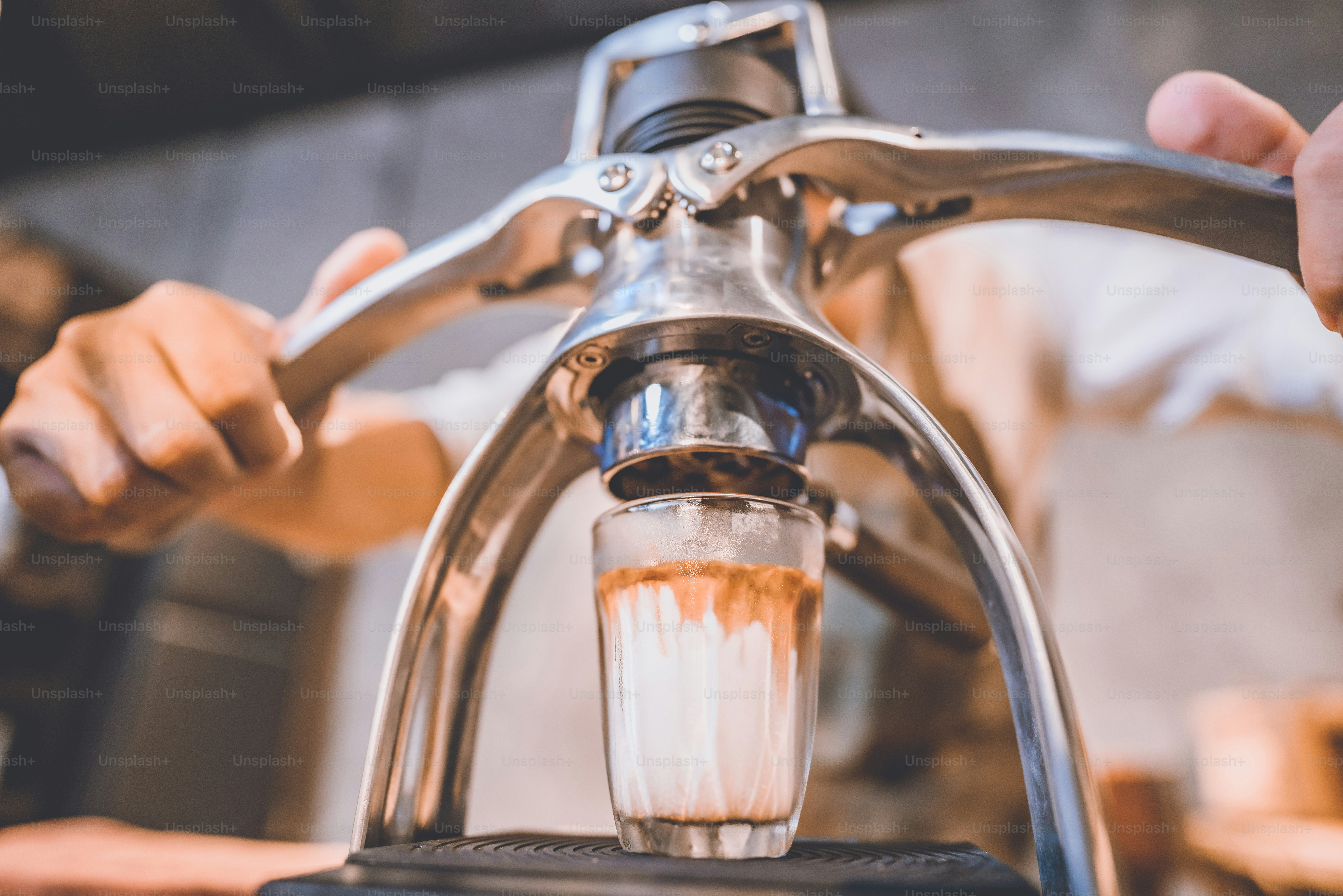 Professioneller Barista macht heißes Getränk aus einem frischen Kaffee im Vintage-Café, Tasse braunes Aroma heißen Espresso, Getränkekoffein für den Morgen, Kaffeebohne und Frühstückshintergrund