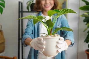 Una giovane bella donna felice che si gode e rilassa l'attività di svago nel giardino di casa