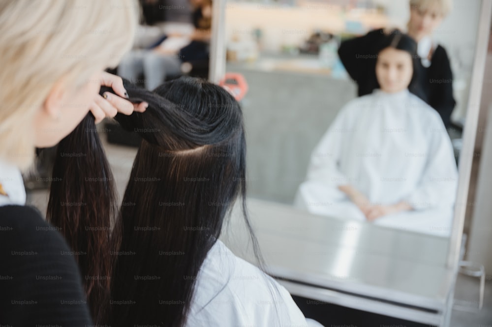 cabeleireiro profissional elegante coiffure usando tesoura para cortar o cabelo do cliente, corte de cabelo de trabalho no salão, cuidados de beleza para a mulher estilo de moda pessoa, cuidados com o cabelo para o estilo de vida feminino