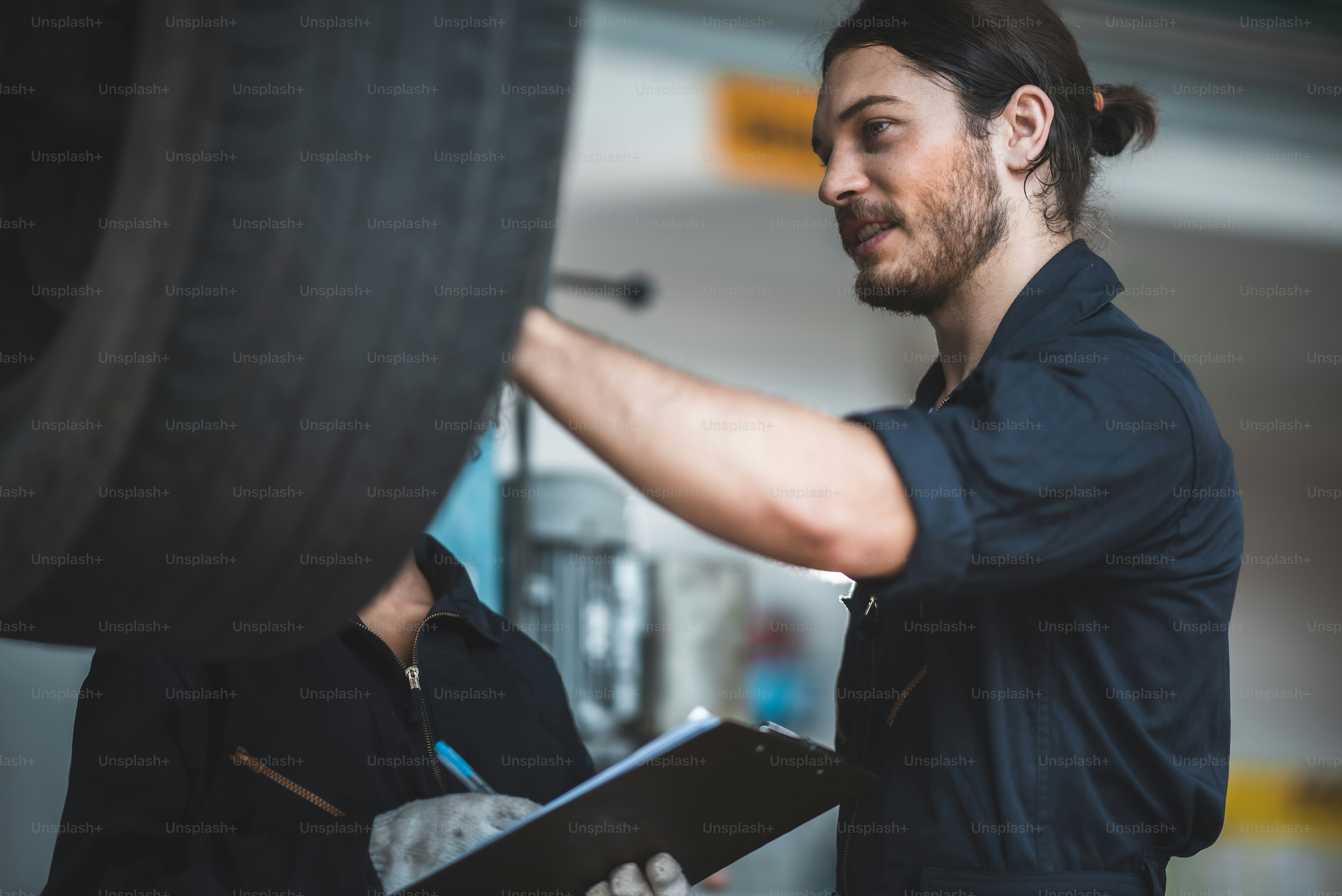 Mechaniker Autoservice Garagenzentrum, Reparaturarbeiter für Wartung Autoreparatur Das Auto in der Kfz-Werkstattstation, Autotransport Service-Arbeitskonzept