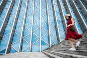 현대 건물에 빨간 드레스를 입은 아시아 여성, 도시 생활 방식을 가진 여성 소녀