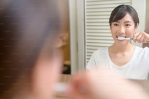 Un ritratto di bella giovane donna
Tenere lo spazzolino da denti con la pasta