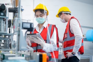 製造工場の品質管理(QC)エンジニアによる機械システムの監視とチェック