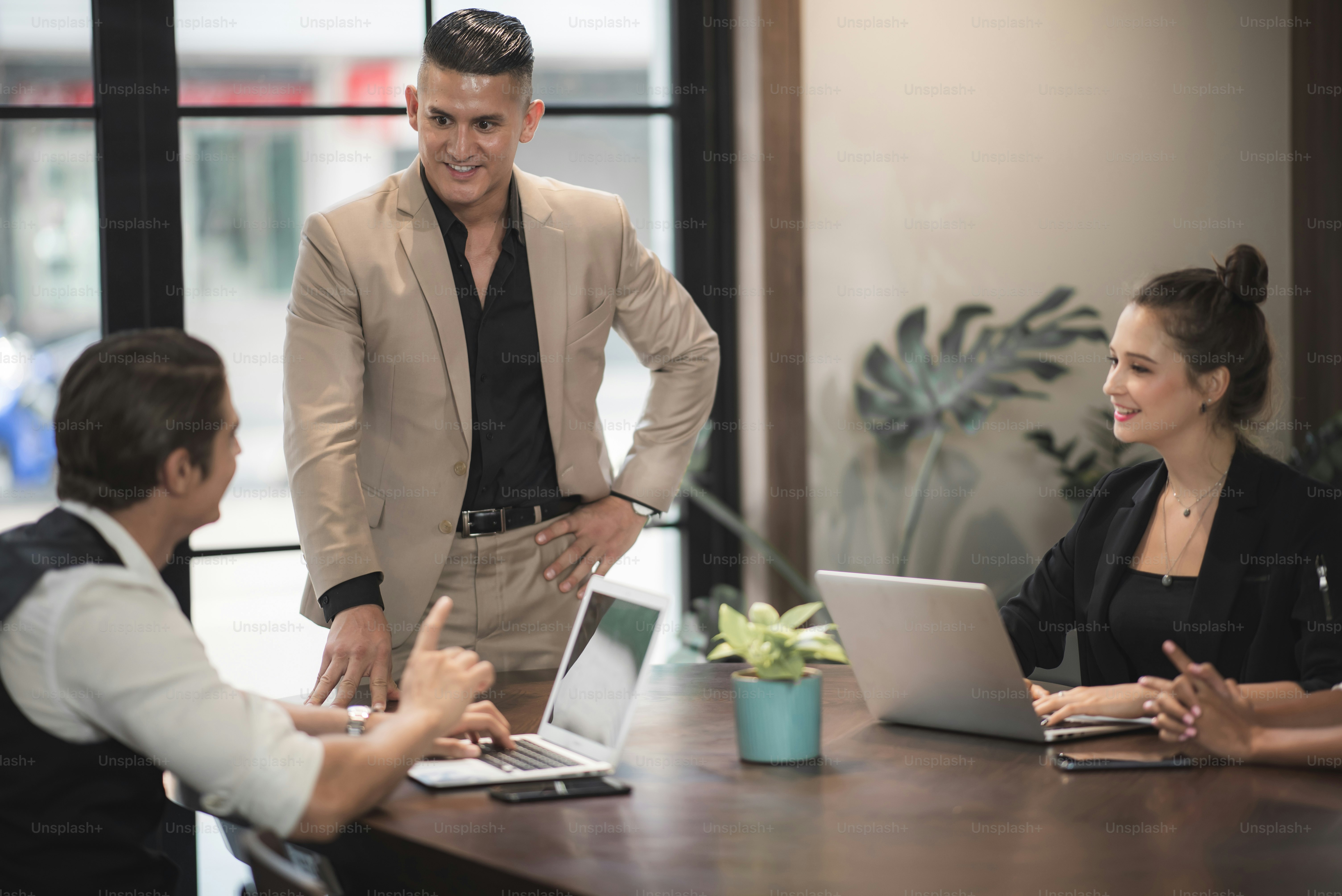 discussion professionnelle de la personne d’équipe d’affaires, réunion de travail d’équipe d’homme d’affaires et remue-méninges de groupe au bureau, collègue de travail d’entreprise femme d’affaires