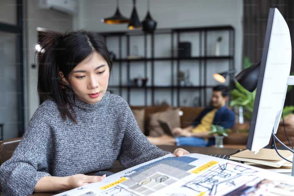Mujer asiática adulta joven que trabaja en casa teleconferencia reunión en línea con socios comerciales concepto de cuarentena de aislamiento en el hogar