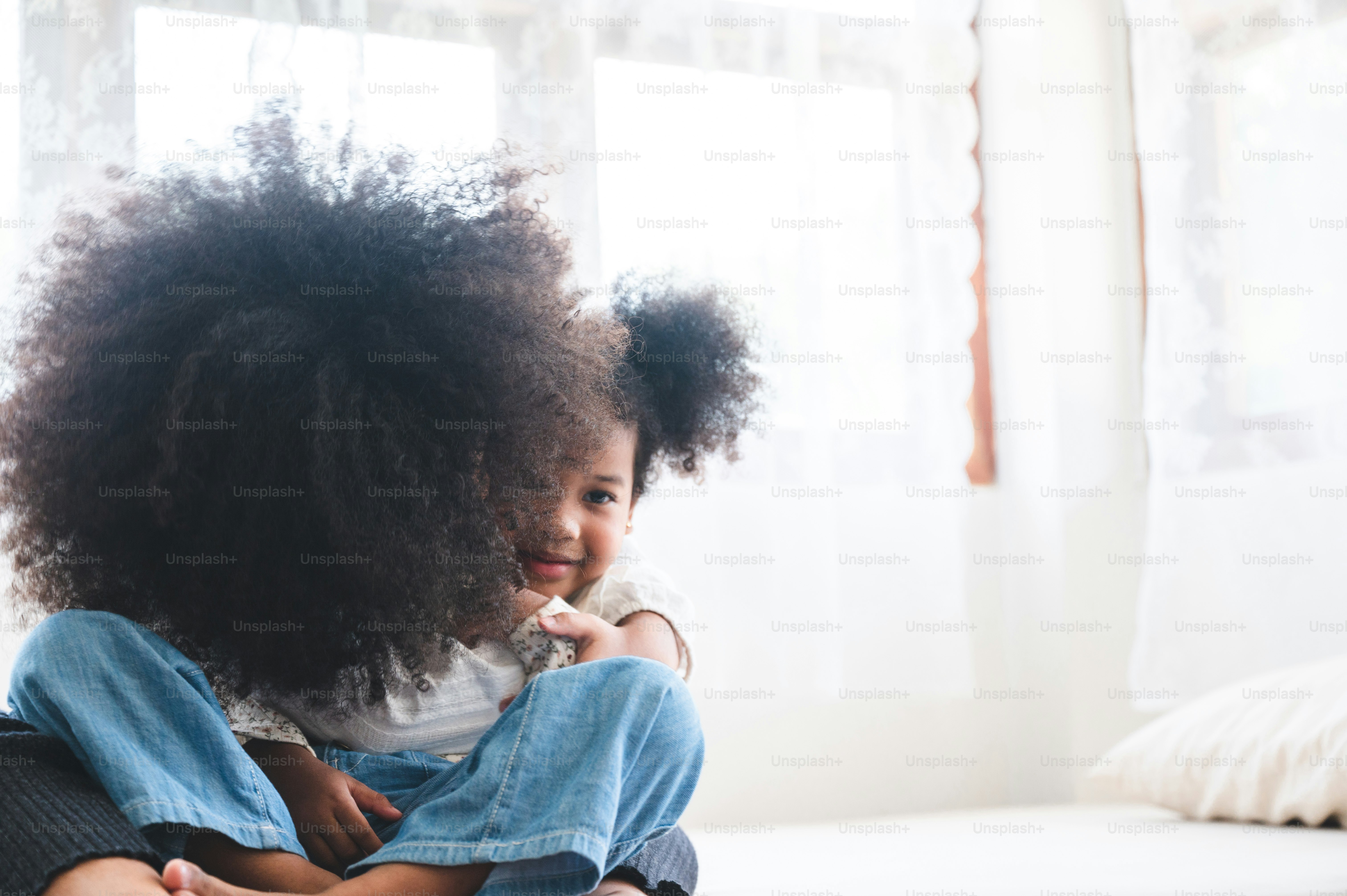 un frère africain câline l'autre, un joli concept de famille, un enfant