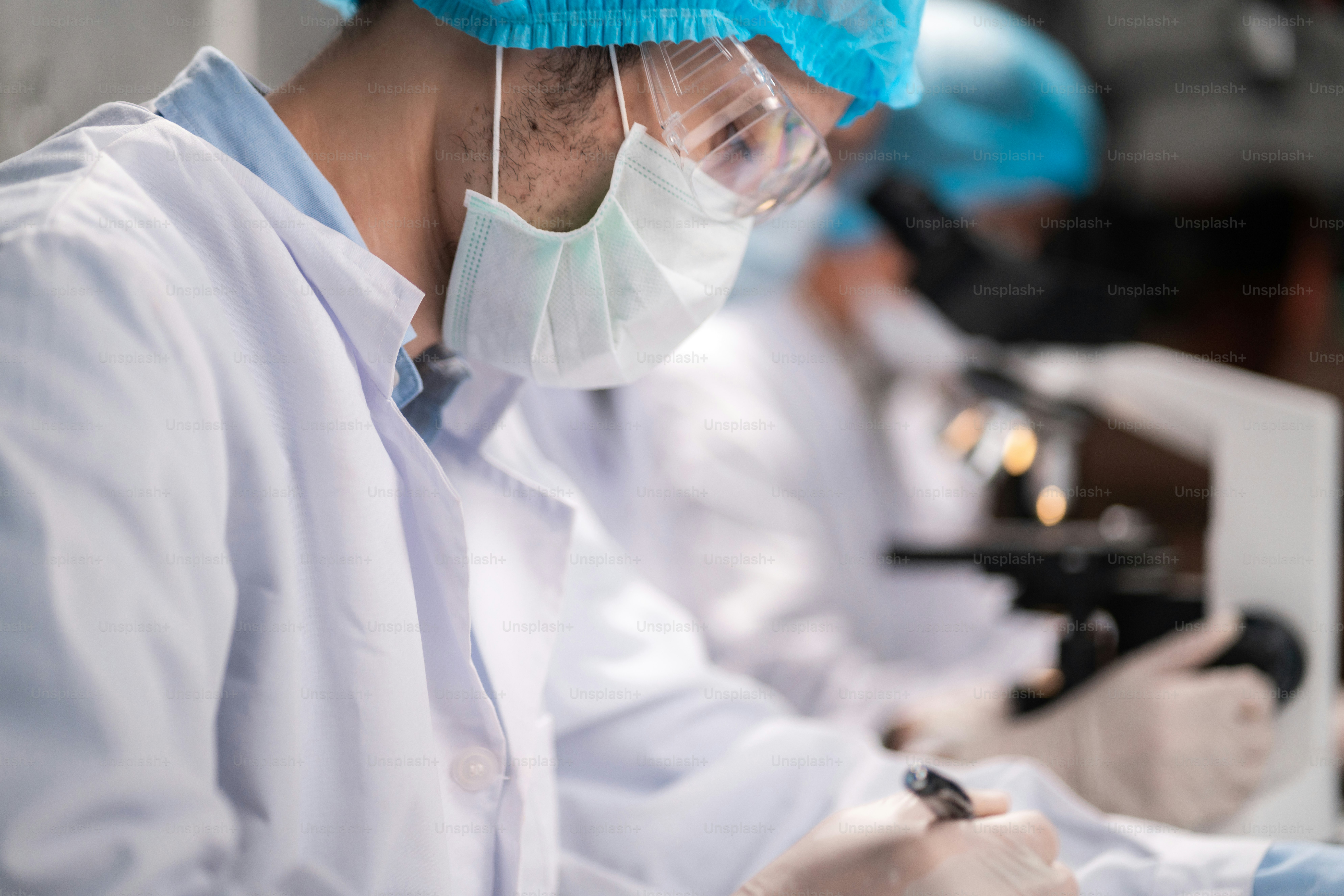 Les chercheurs en soins de santé travaillant dans un laboratoire de sciences de la vie, le travail de recherche en technologie des sciences médicales pour tester un vaccin, le traitement de guérison de la protection vaccinale contre le coronavirus covid-19