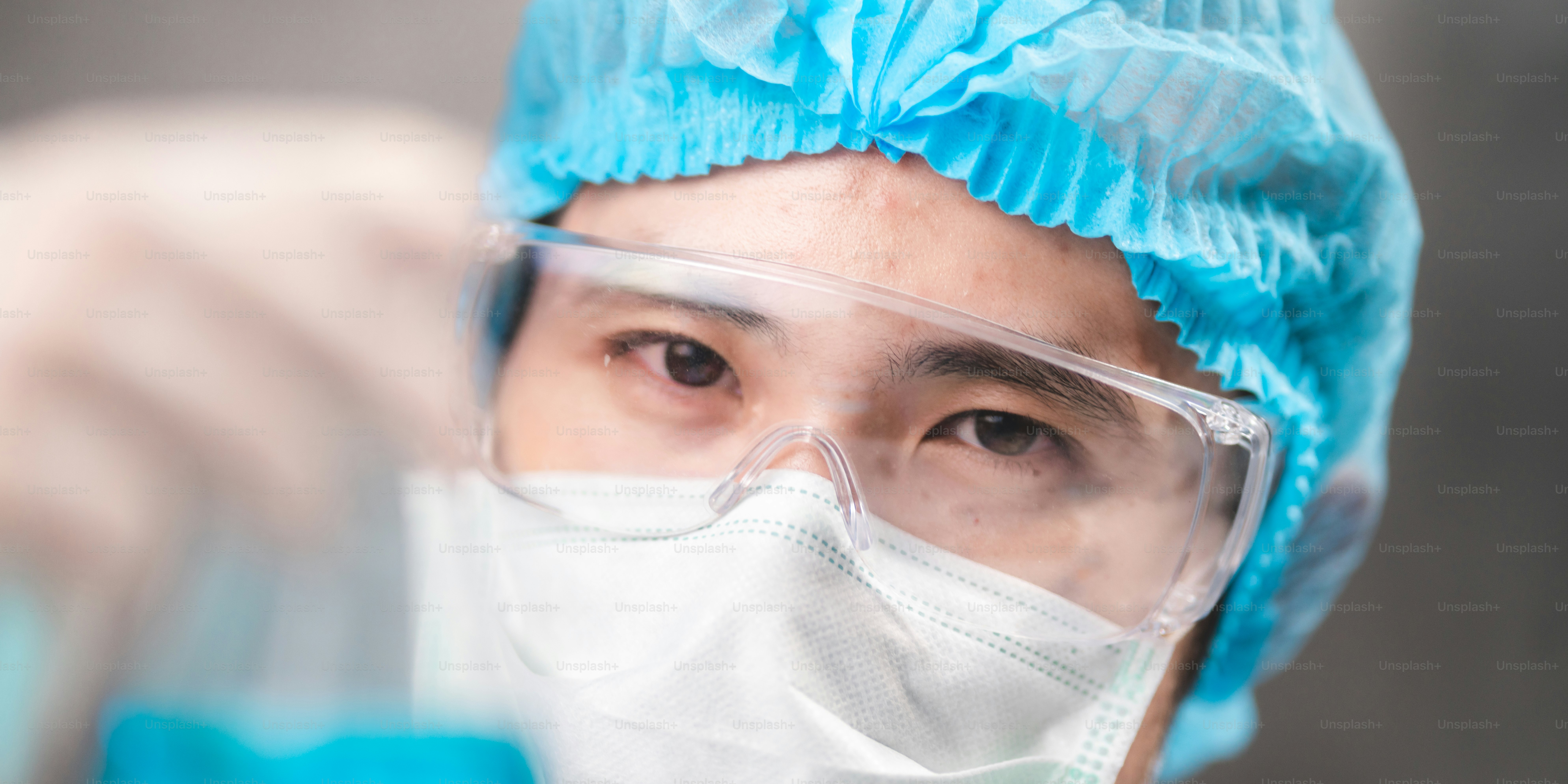 Les chercheurs en soins de santé travaillant dans un laboratoire de sciences de la vie, le travail de recherche en technologie des sciences médicales pour tester un vaccin, le traitement de guérison de la protection vaccinale contre le coronavirus covid-19