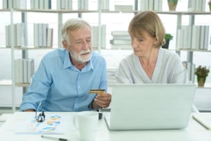 Pessoas idosas caucasianas segurando cartão de crédito, conceito de compras on-line