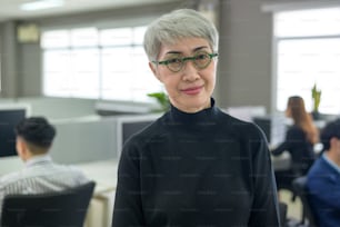 Porträt asiatischer Geschäftsfrau lächelt im Büro