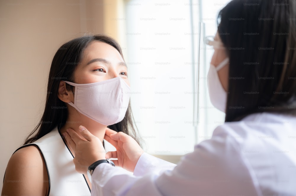 건강 보험 개념, 젊은 아시아 여성 전문 의사가 병원에서 환자를 확인하고 의료 치유 치료 상담
