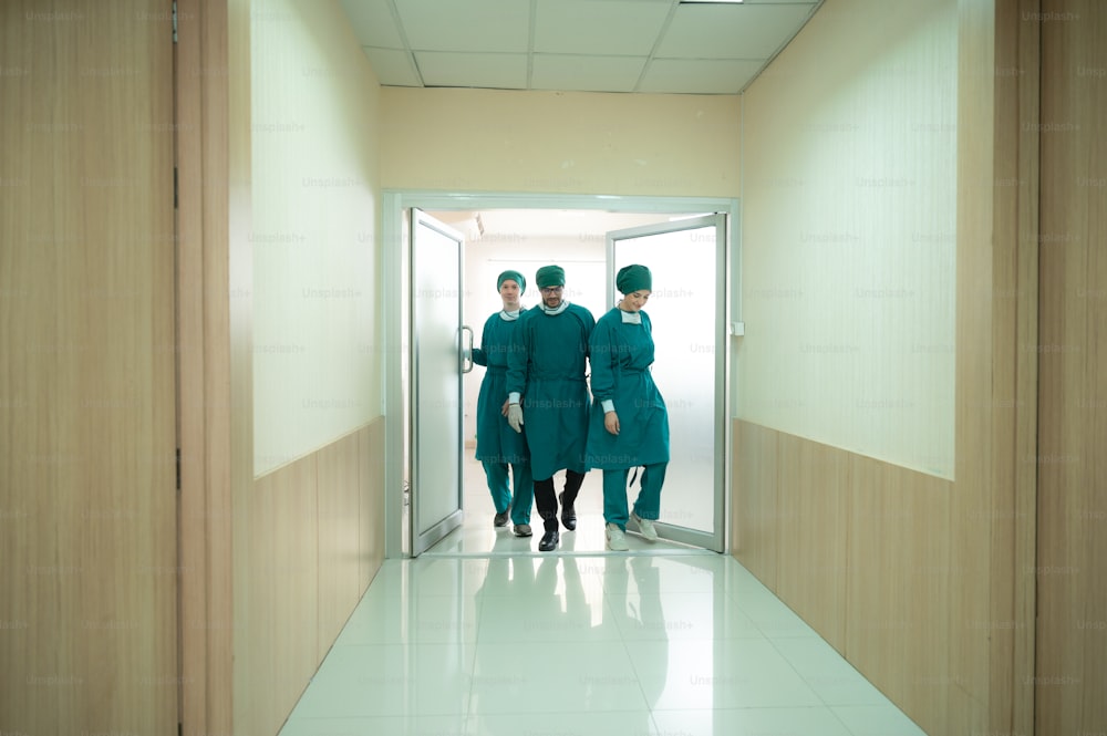 concept d’équipe de médecin chirurgical, chirurgien professionnel à la salle d’opération médicale à l’hôpital sont un travail d’équipe spécialisé pour la santé du patient
