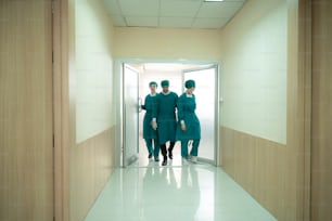 OP-Arzt-Team-Konzept, professioneller Chirurg im medizinischen Operationssaal im Krankenhaus sind spezialisierte Teamarbeit für die Gesundheit der Patienten