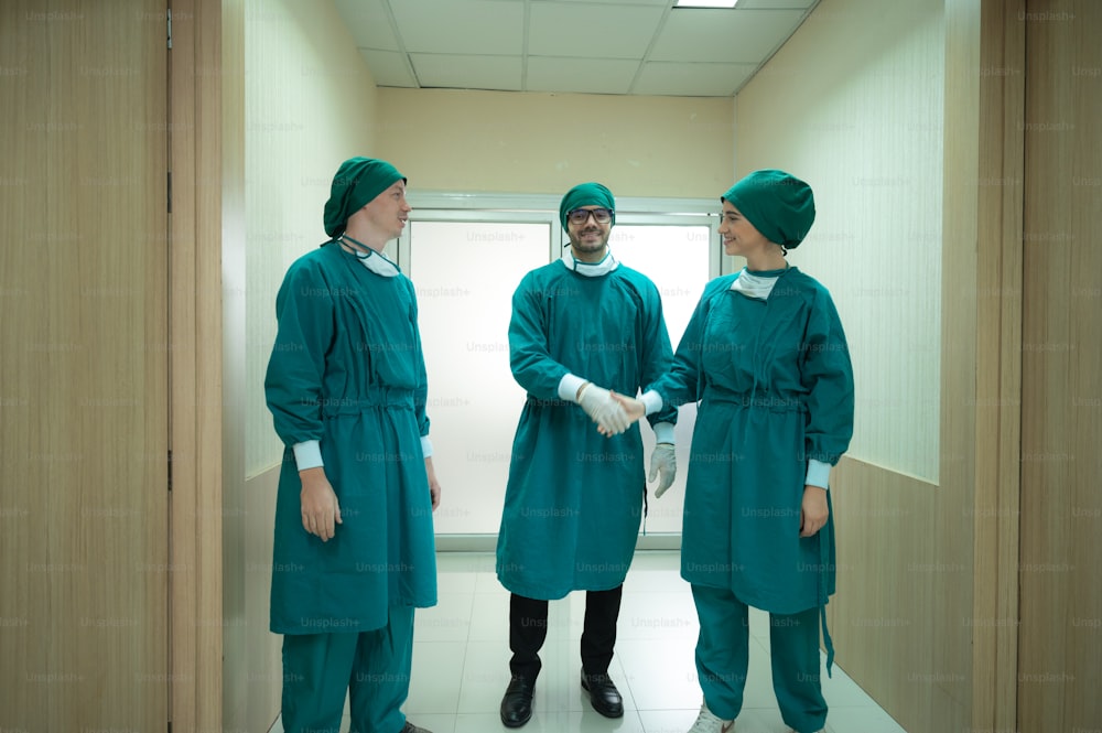 conceito de equipe de médico cirúrgico, cirurgião profissional na sala de cirurgia médica no hospital são trabalho em equipe especializado para a saúde do paciente