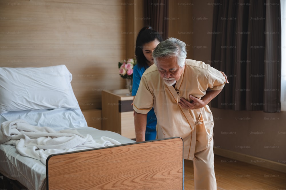 concepto de seguro de salud, pacientes ancianos que viven en el hospital para el control médico por parte de un médico profesional y apoyo por parte de la enfermera, atención médica de la medicina para personas mayores