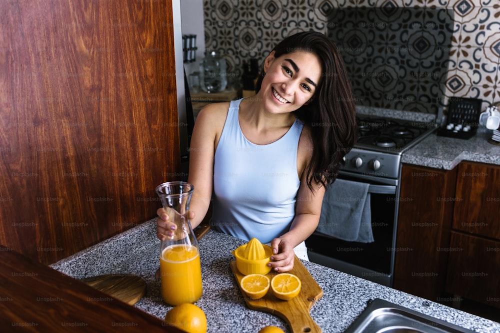 히스패닉 갈색 머리 젊은 라틴 아메리카 멕시코 부엌에서 오렌지 주스를 준비 하는 젊은 라틴 여자 사진 – Unsplash의 마시다 이미지