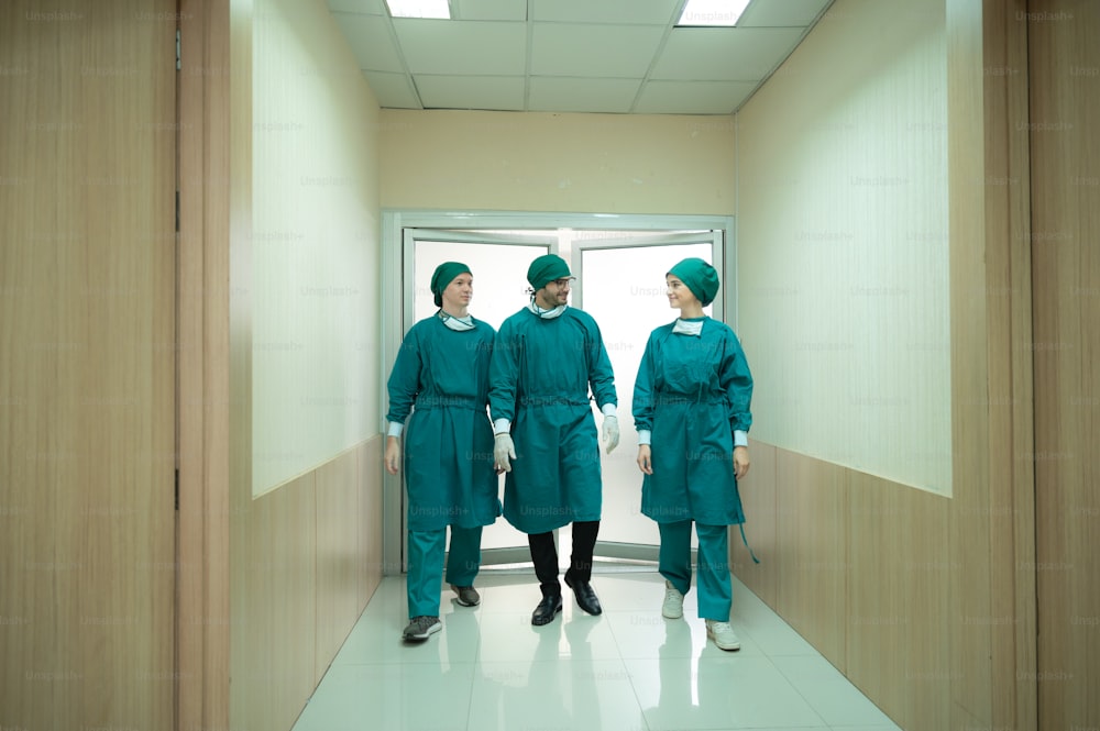 Il concetto di squadra del medico chirurgico, il chirurgo professionista nella sala operatoria medica in ospedale è un lavoro di squadra specializzato per la salute del paziente