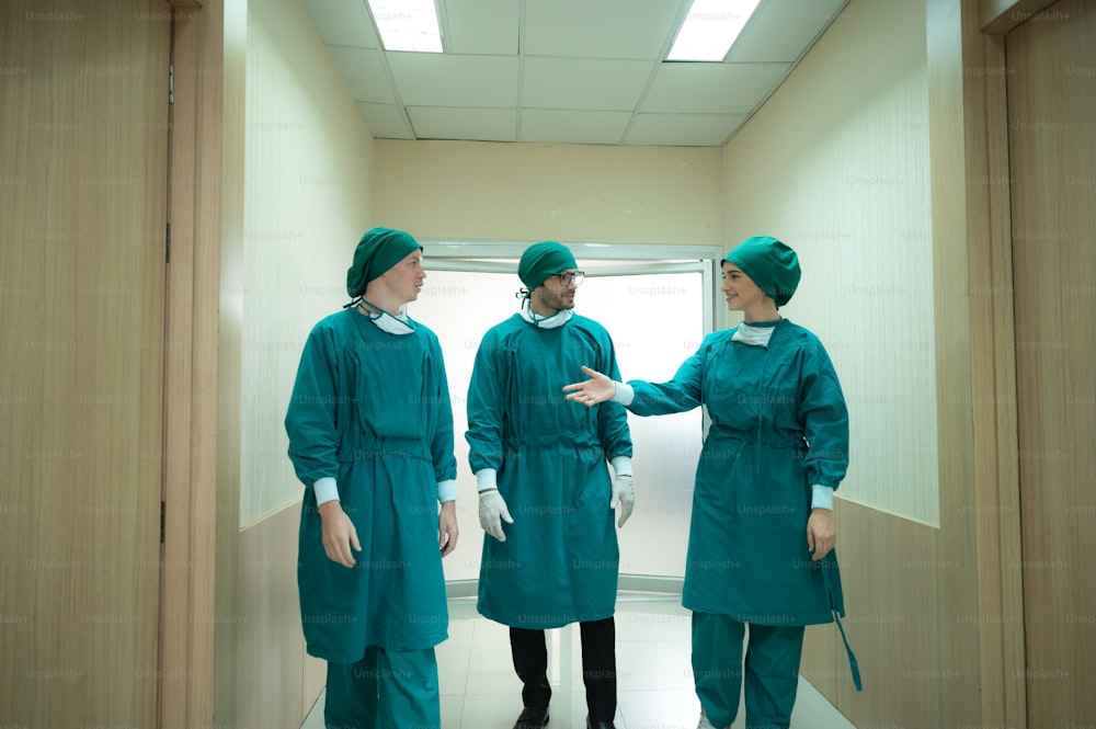 외과 의사 팀 개념, 병원 의료 수술실의 전문 외과의는 환자 건강을 위한 전문 팀워크입니다.