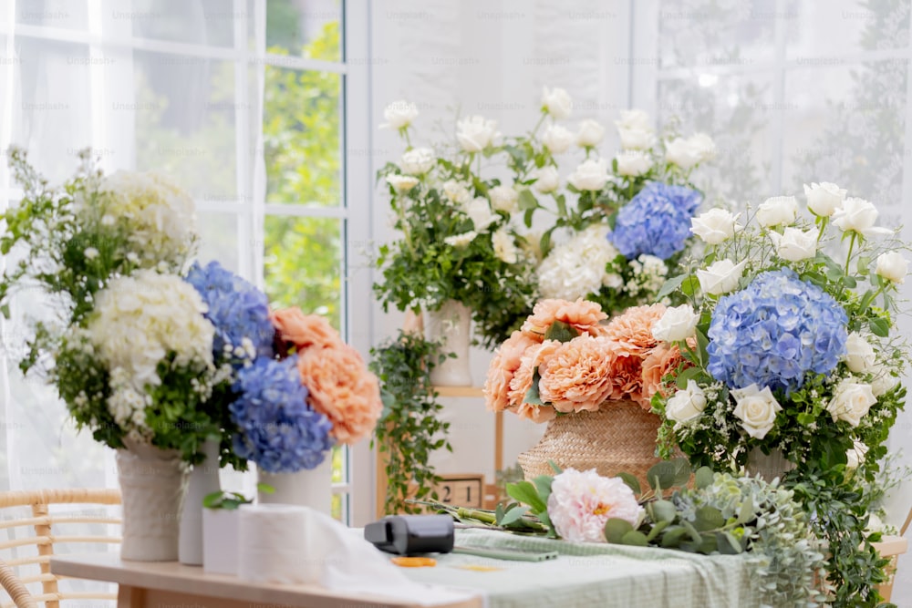 Foto floral floral buquê loja de negócios, beaufiful hortênsia de flor  fresca rosa branca e cesta natural arranjar com ordem na mesa na flor  pequena loja de negócios luz da manhã –