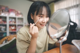 싱글 웰니스 행복한 라이프스타일은 하루 컨셉을 위해 준비되었습니다. 젊은 성인 아시아 여성 메이크업과 얼굴 스킨케어 전에 거울 집에서 거울