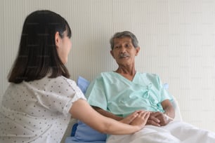 病院、ヘルスケア、医療コンセプトで病気の年老いた父親を見舞う若い娘