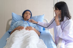 化学療法後にヘッドスカーフを着用したがん患者の女性、病院の相談と訪問医。