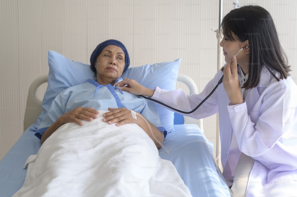 Mulher paciente com câncer usando lenço na cabeça após consulta de quimioterapia e visitando o médico no hospital.
