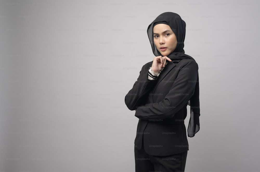 Una bella donna d'affari con ritratto hijab su sfondo bianco