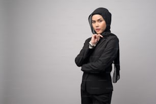 Eine schöne Geschäftsfrau mit Hijab-Porträt auf weißem Hintergrund