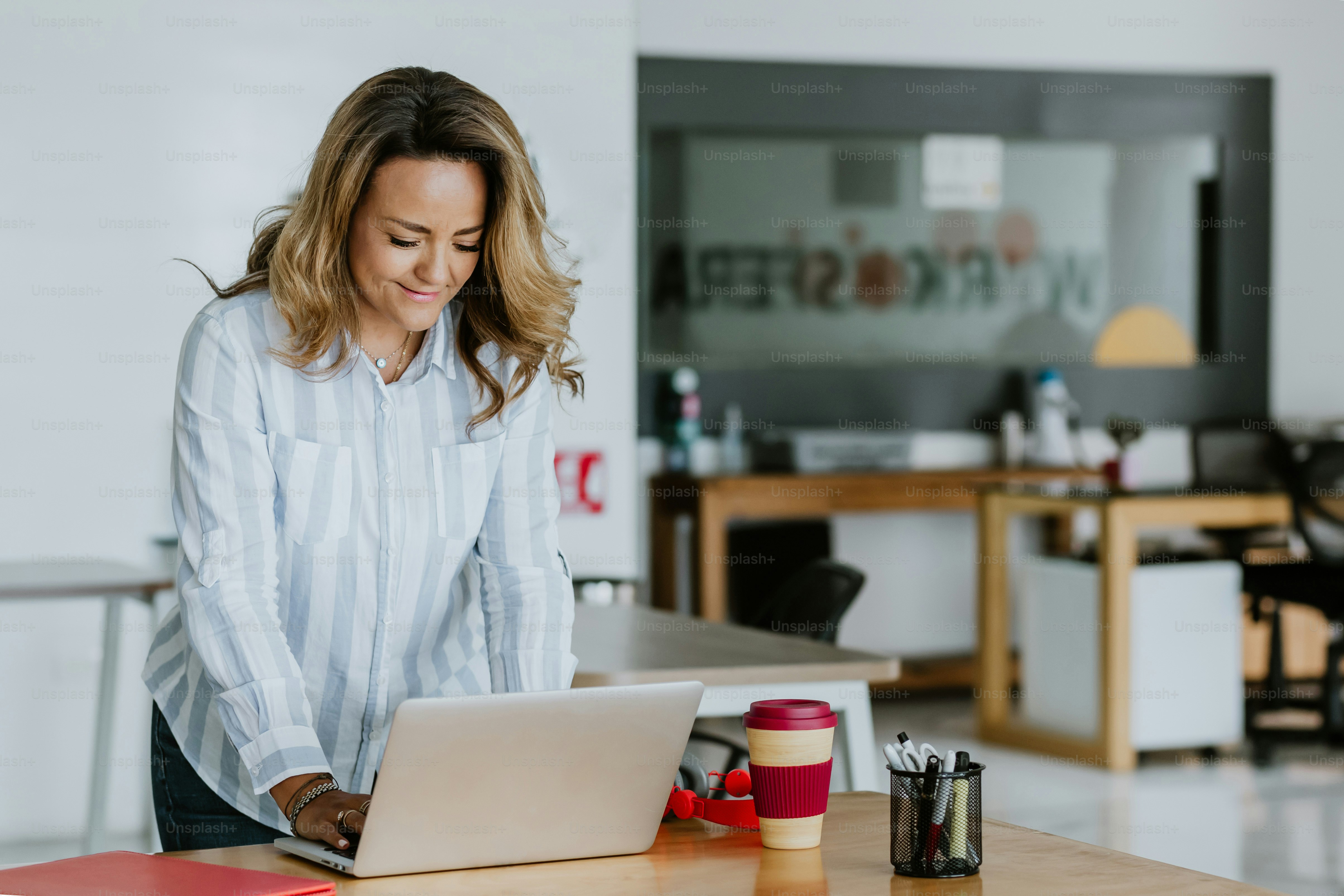 Mujer adulta de negocios latina trabajando con la computadora en la oficina  en México América Latina foto – Imagen de Mujer en Unsplash